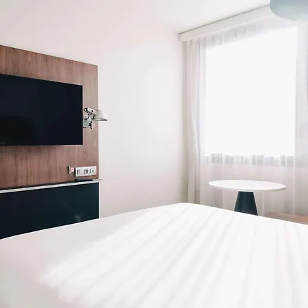 Готель Ibis Centre Rive Gauche Mermoz 3*